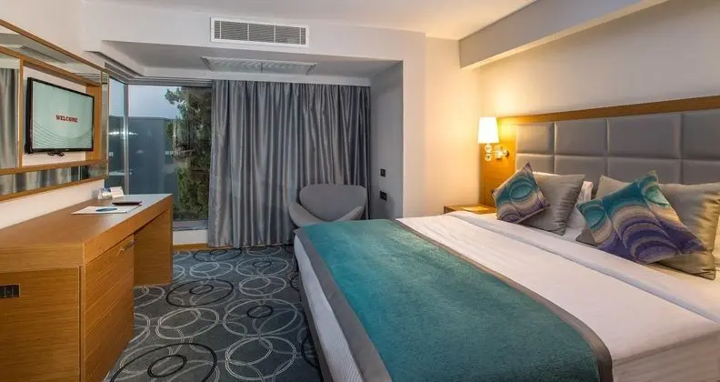 https://images.etstur.com/files/images/hotelImages/TR/55109/l/Pine-Bay-Holiday-Resort-Hotel-Oda-363270.jpg