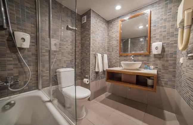 https://images.etstur.com/files/images/hotelImages/TR/55109/l/Pine-Bay-Holiday-Resort-Hotel-Oda-363698.jpg