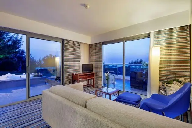 https://images.etstur.com/files/images/hotelImages/TR/55109/l/Pine-Bay-Holiday-Resort-Hotel-Oda-363700.jpg