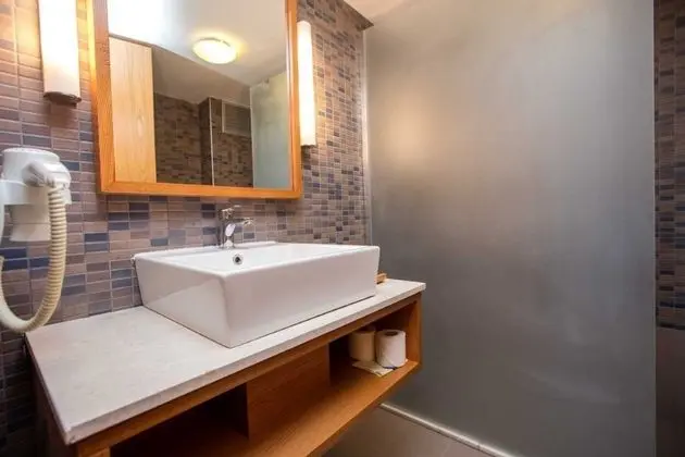 https://imagessl.etstur.com/files/images/hotelImages/TR/55109/l/Pine-Bay-Holiday-Resort-Hotel-Oda-267943.jpg