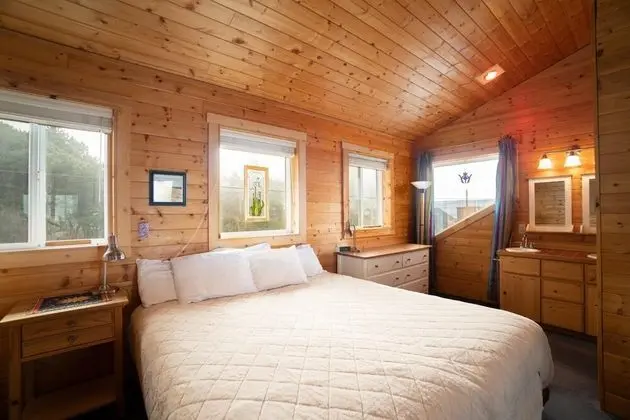 Ev, Birden Çok Yatak (Pine Beach Retreat)