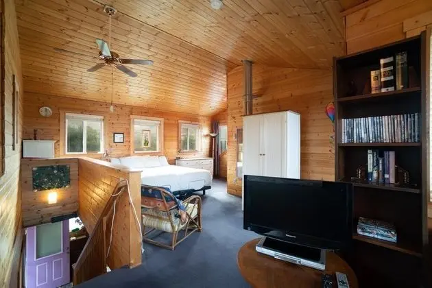 Ev, Birden Çok Yatak (Pine Beach Retreat)