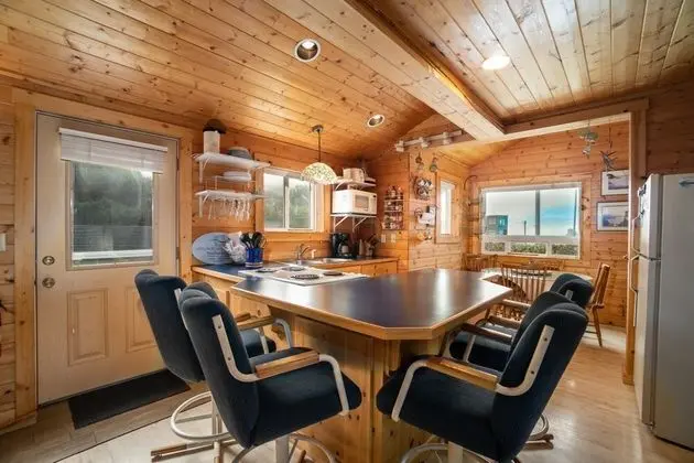 Ev, Birden Çok Yatak (Pine Beach Retreat)