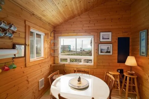 Ev, Birden Çok Yatak (Pine Beach Retreat)