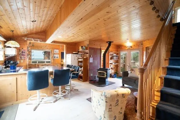 Ev, Birden Çok Yatak (Pine Beach Retreat)