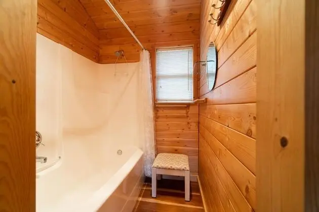 Ev, Birden Çok Yatak (Pine Beach Retreat)