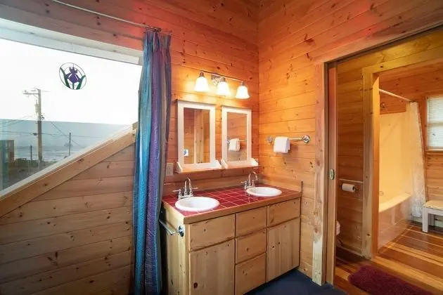 Ev, Birden Çok Yatak (Pine Beach Retreat)