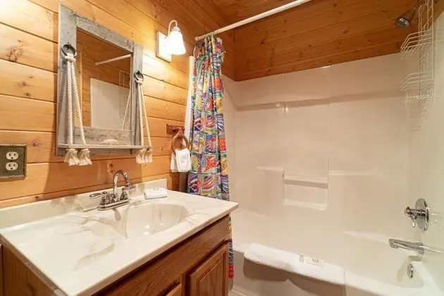 Ev, Birden Çok Yatak (Pine Beach Retreat)