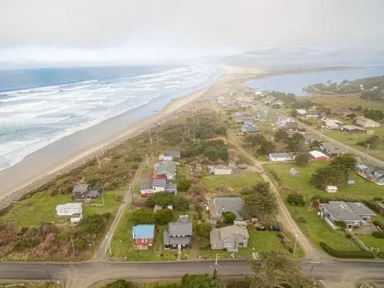 Ev, Birden Çok Yatak (Pine Beach Retreat)