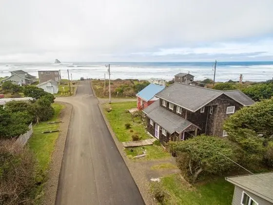 Ev, Birden Çok Yatak (Pine Beach Retreat)