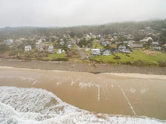 Ev, Birden Çok Yatak (Pine Beach Retreat)