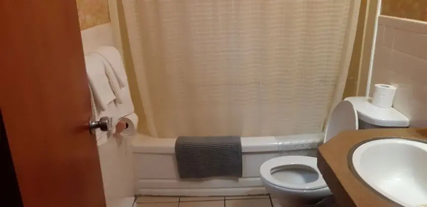 Basic Oda, 1 Büyük (Queen) Boy Yatak, Özel Banyo