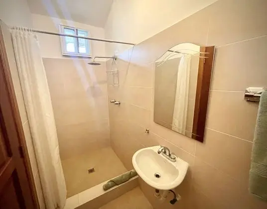 Standard Oda, 1 Büyük (Queen) Boy Yatak, Özel Banyo