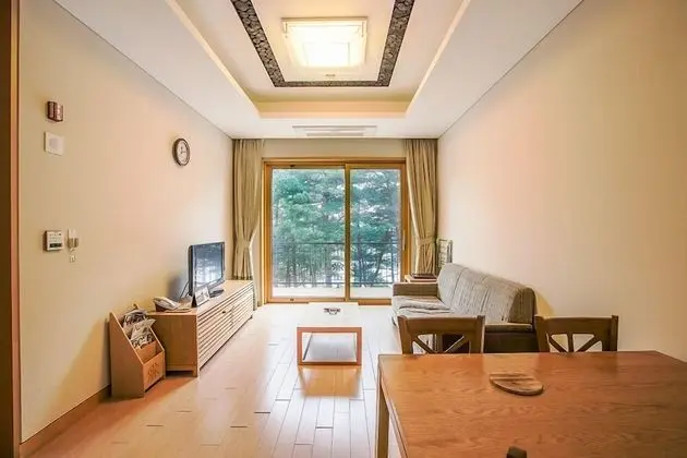 [Mona Breakfast] Deluxe Room+Breakfast (6-9 AM) for 2 @Golf Clubhouse (3-5min. Car Ride)