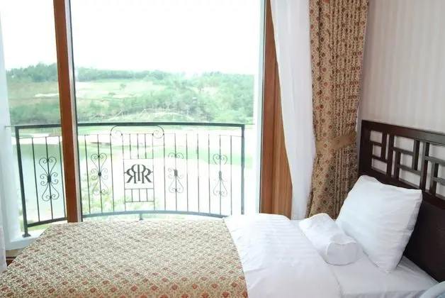 [Mona Breakfast] Deluxe Room+Breakfast (6-9 AM) for 2 @Golf Clubhouse (3-5min. Car Ride)