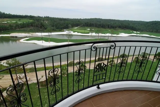 [Mona Breakfast] Suite+Breakfast (6-9 AM) for 2 @Golf Clubhouse (3-5min. Car Ride)