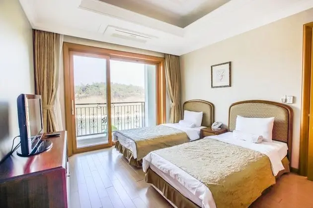 [Mona Breakfast] Suite+Breakfast (6-9 AM) for 2 @Golf Clubhouse (3-5min. Car Ride)