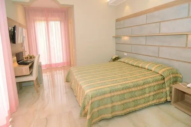 Tek Büyük veya İki Ayrı Yataklı Oda, Deniz Manzaralı