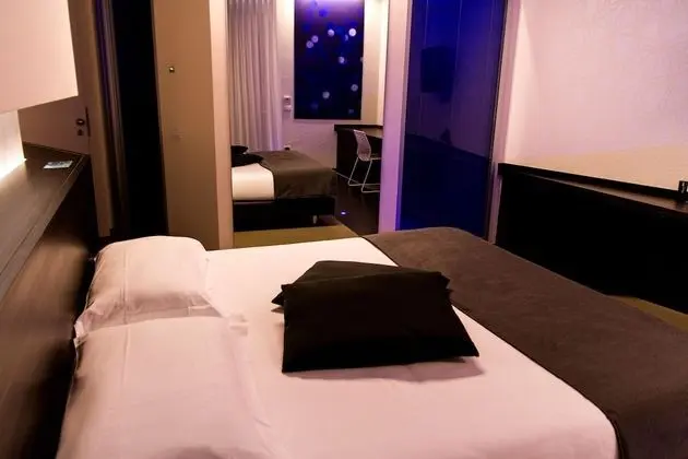 Design Büyük Yataklı Tek Kişilik Oda