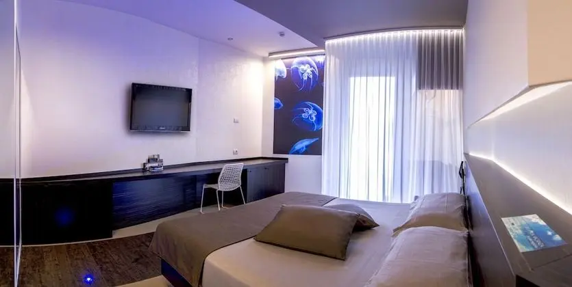 Design Büyük Yataklı Tek Kişilik Oda