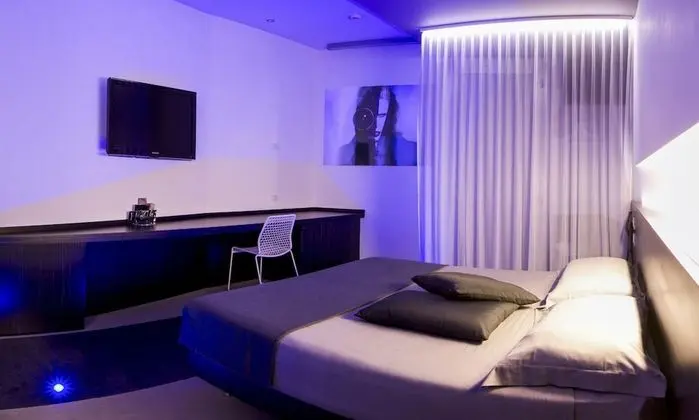 Design Büyük Yataklı Tek Kişilik Oda