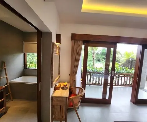 Premium Süit, Küvet, Havuz Manzaralı