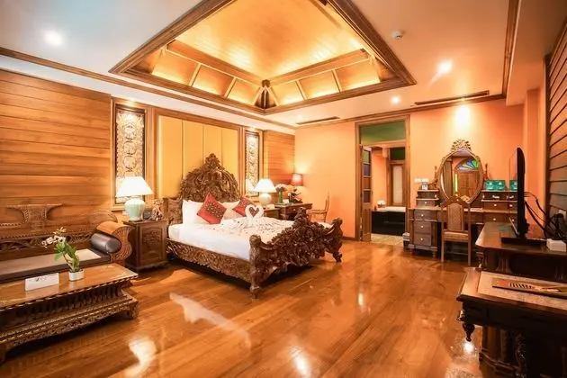 Executive Oda (Pool Access with Jacuzzi and Balcony)