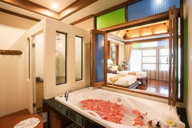 Luxury Twin Bed with spa bath