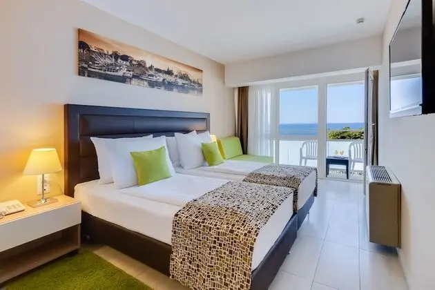 Premium Tek Büyük Yataklı Oda, Balkon, Deniz Manzaralı (2+1)