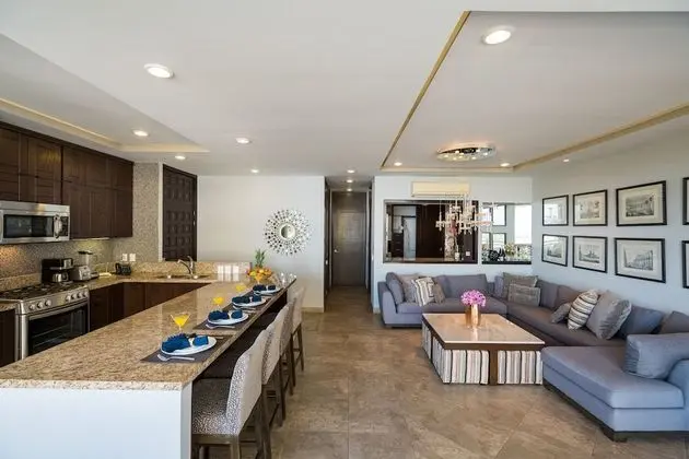 2 Bed Street/Partial Ocean View Suite