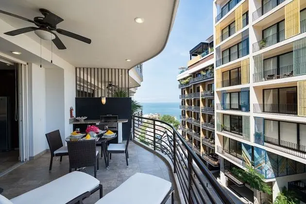 2 Bed Street/Partial Ocean View Suite