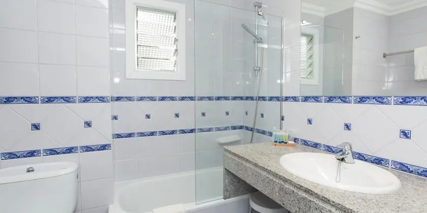 Standard Tek Büyük Yataklı Oda, Kısmi Deniz Manzaralı