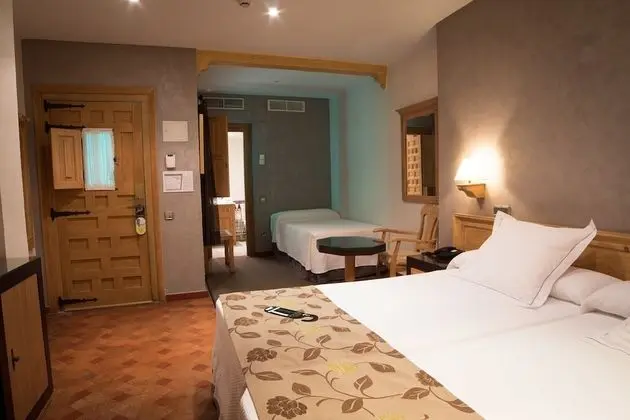 Üç Kişilik Oda (2 adults and 1 child)