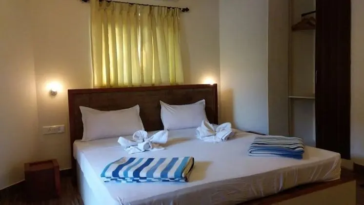 Deluxe Tek Büyük Yataklı Oda, 1 Yatak Odası, Havuz Manzaralı, Havuz Kenarı