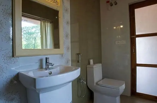 Deluxe Tek Büyük Yataklı Oda, 1 Yatak Odası, Havuz Manzaralı, Havuz Kenarı