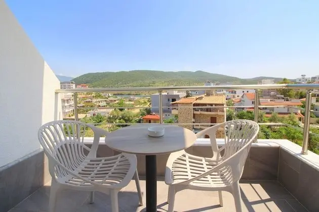 Üç Kişilik Oda, Balkon