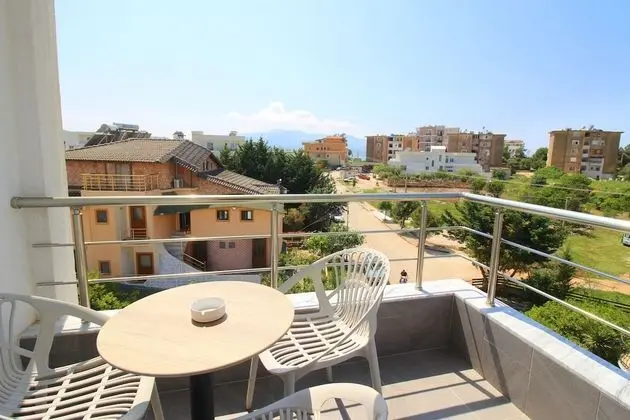 Üç Kişilik Oda, Balkon