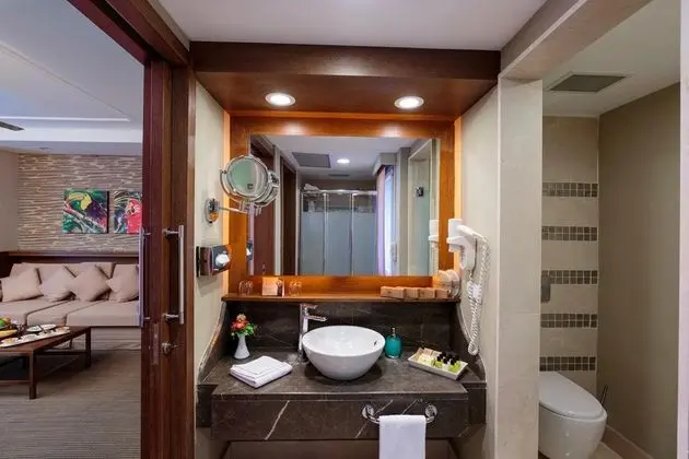 https://images.etstur.com/files/images/hotelImages/TR/51537/l/Pirates-Beach-Club-Oda-313213.jpg