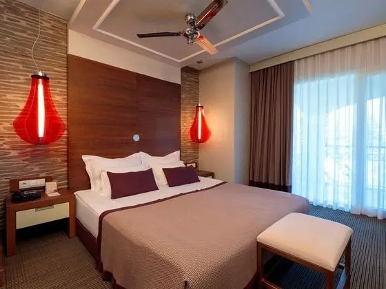 https://images.etstur.com/files/images/hotelImages/TR/51537/l/Pirates-Beach-Club-Oda-313214.jpg
