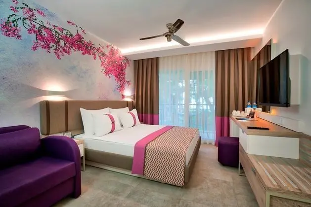 https://imagessl.etstur.com/files/images/hotelImages/TR/51537/l/Pirates-Beach-Club-Oda-258429.jpg