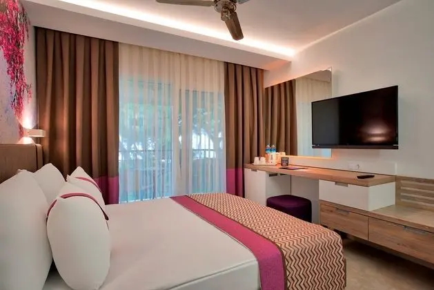 https://imagessl.etstur.com/files/images/hotelImages/TR/51537/l/Pirates-Beach-Club-Oda-258431.jpg