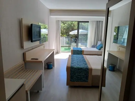 https://images.etstur.com/imgproxy/resize/2560x1440/files/images/hotelImages/etsrooms/517068/Pirates_Park_Resort_Ex._Festival_Nature_Hotel__20250116152727_31.jpeg