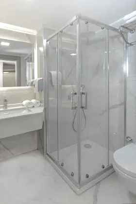 Standart Havuz Manzaralı Oda