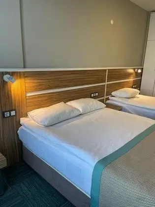 Triple, Bahçe Manzaralı