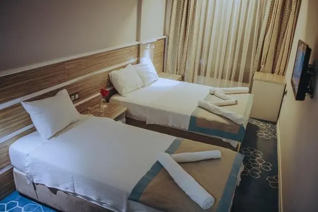 Triple, Bahçe Manzaralı