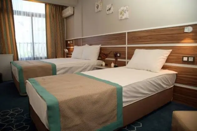 Triple, Bahçe Manzaralı