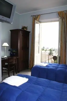 Tek Büyük veya İki Ayrı Yataklı Oda, Deniz Manzaralı