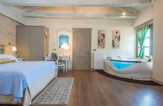 Bridal Suite with jacuzzi and fireplace