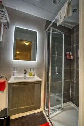 Family Oda, Birden Çok Yatak, Sigara İçilmez, Banyolu/Duşlu
