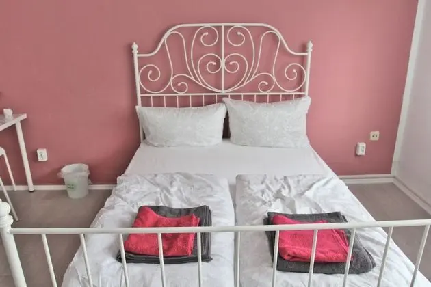 Tek Büyük Yataklı Oda, Ortak Banyo (Room 2)